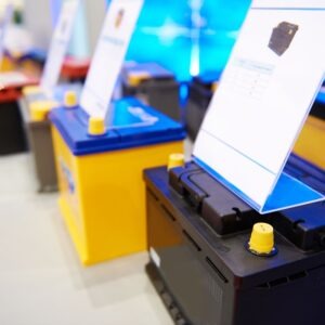 שורת מצברים חדשים מונחים בחנות עם שלטי מחיר